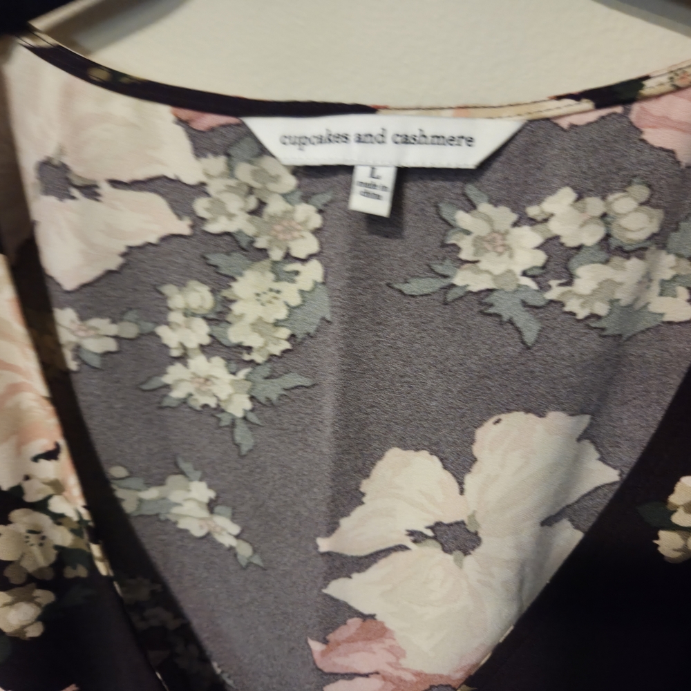 Cupcakes & Cashmere Floral V-Neck Romper Quarter Length Sleeve Size Large - Picture 2 of 3